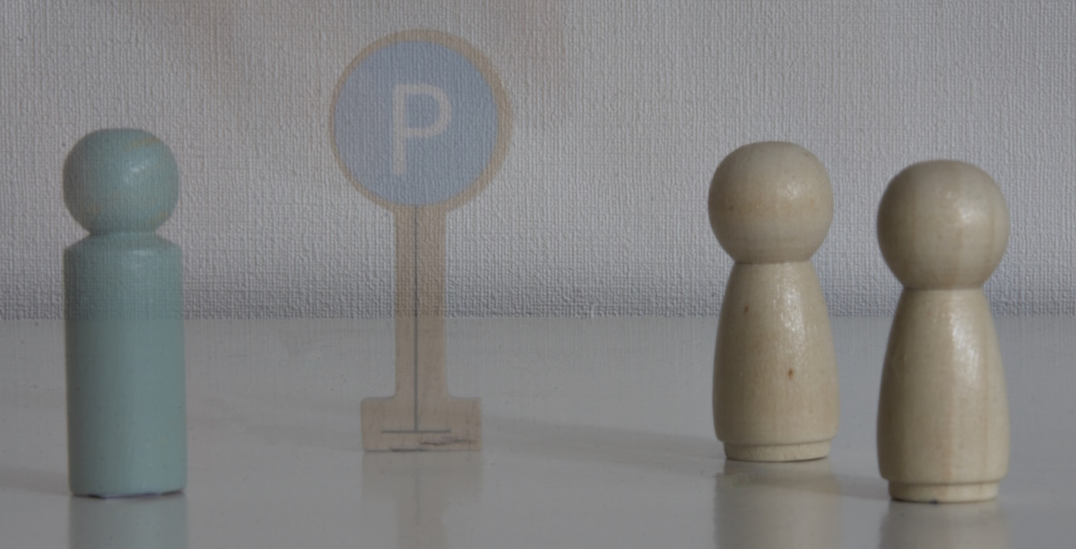 Opstelling met poppetjes waarin een pauzemoment wordt ingelast.